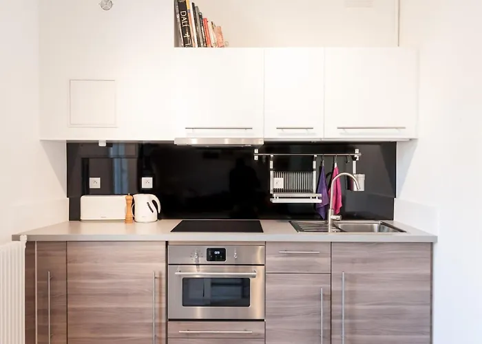 Explore From Our Cozy & Quiet 2br Aptparking Niza