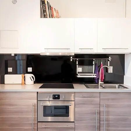 Explore From Our Cozy & Quiet 2br Aptparking Nice